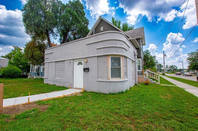 Building Photo - 2523 Ames Ave