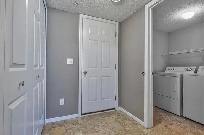 Building Photo - 15624 Lilac Dr