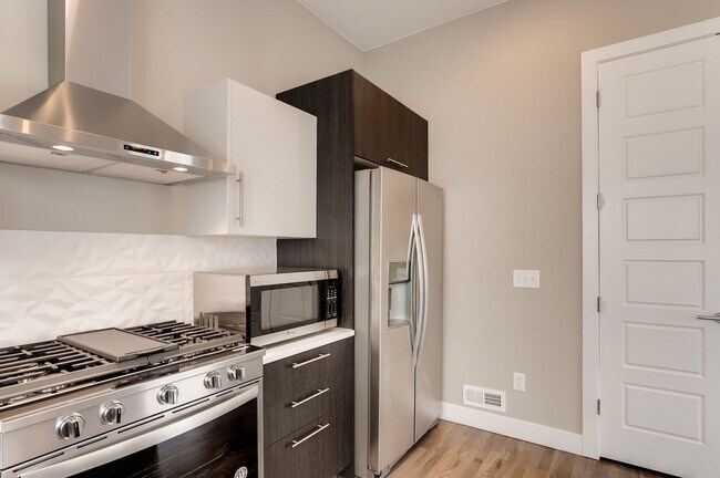 Building Photo - Sunnyside 3 Bedroom Townhomes for Rent