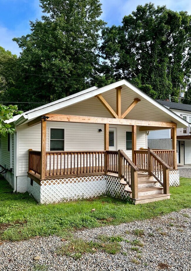 Building Photo - 27 Summit Lake Ln