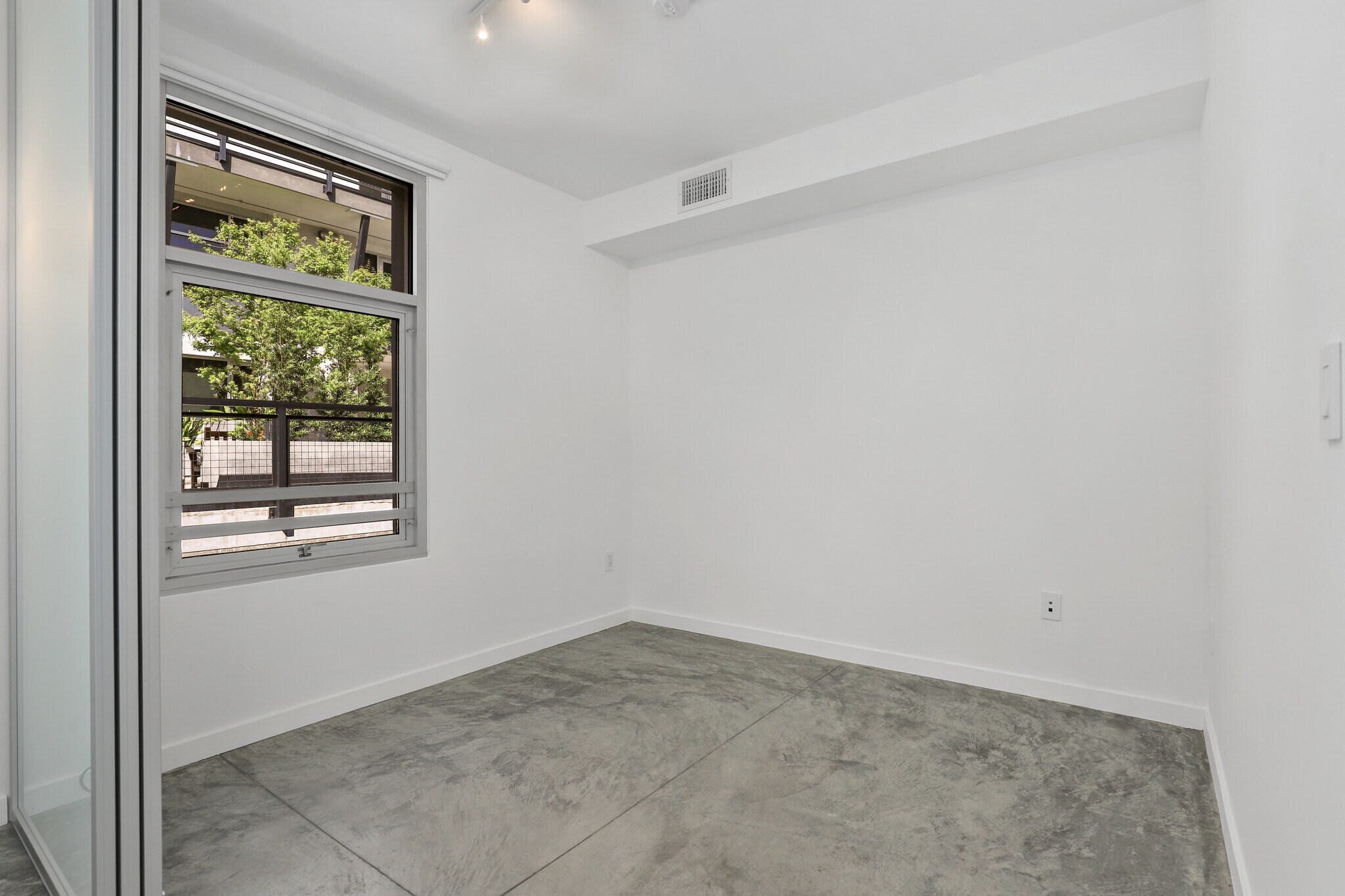 Building Photo - 4111 Sunset Blvd