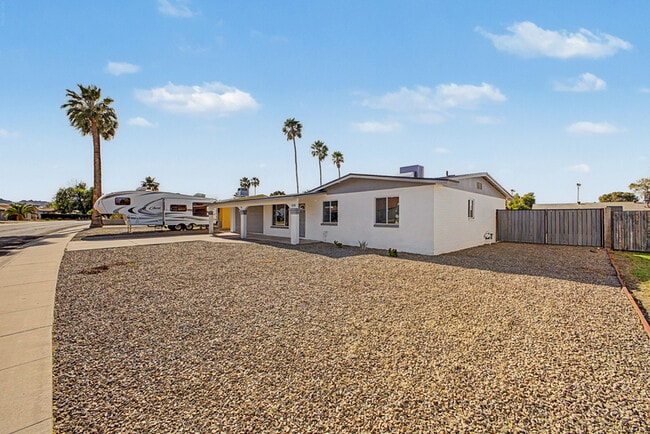 Building Photo - 3430 E Poinsettia Dr