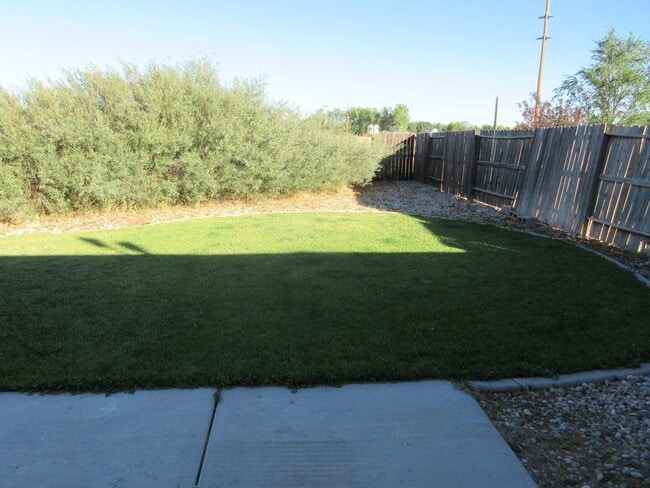 Building Photo - Move-In Bonus! 3 bedroom - 2 bathroom twin...