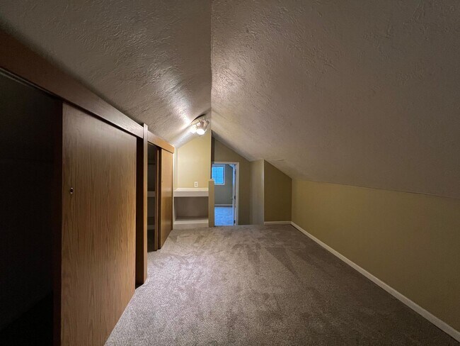 Building Photo - Outdoor Oasis: Charming 3 Bed 2 Bath House!