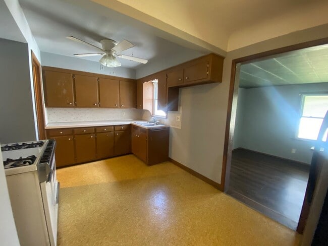 Building Photo - Charming 3-Bedroom Property in Prime Location