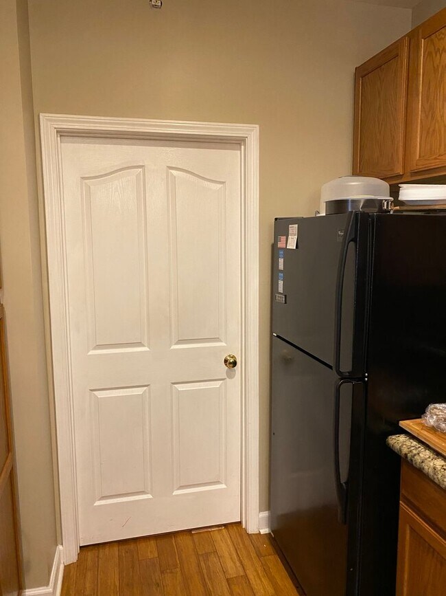 Building Photo - Pet-Friendly! Fantastic south charlotte location just minutes to everything!