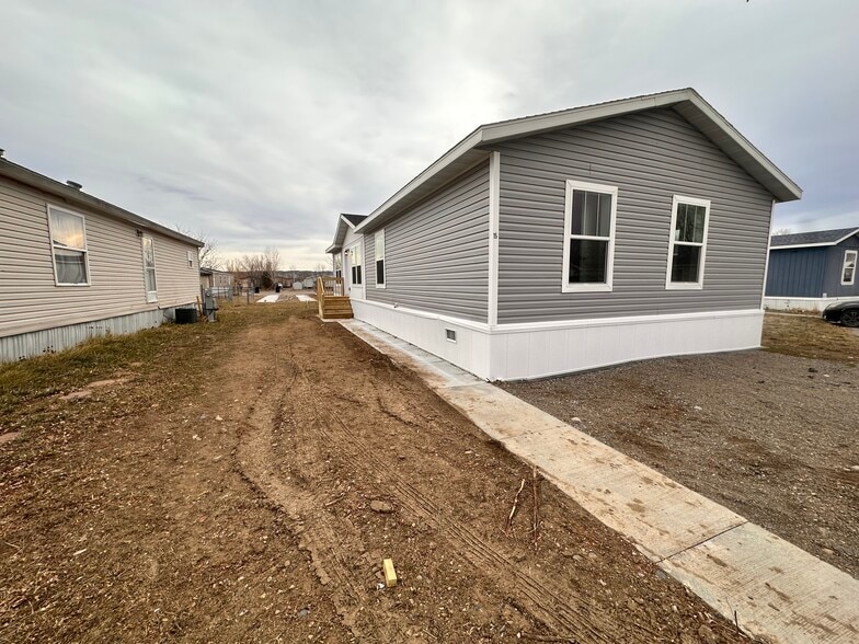 Building Photo - 15 Cavalier St N