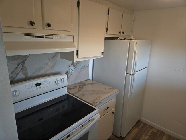 Building Photo - 2525 W Bay Dr