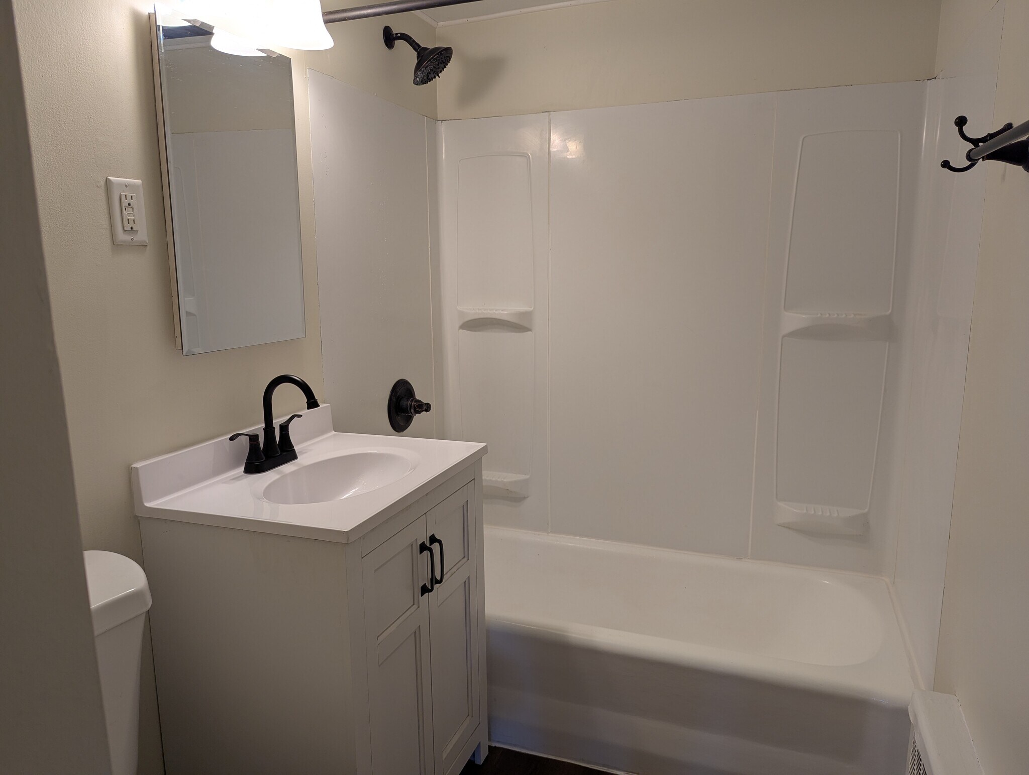 Building Photo - 108 E Main St