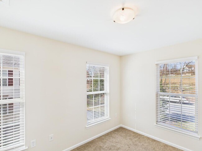 Building Photo - 720 E Newport Rd