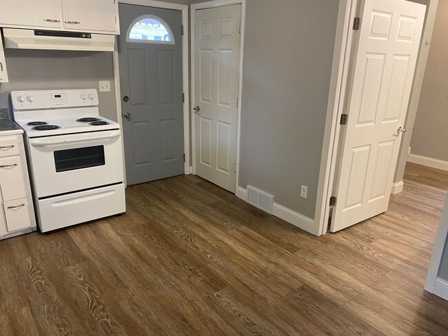 Building Photo - Updated 1-Bedroom House With Large Backyard