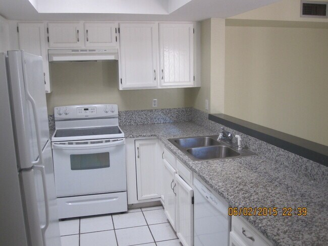 Building Photo - Lazy Creek Townhomes.