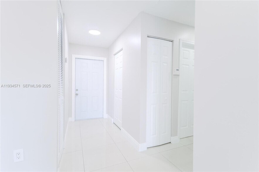 Building Photo - 5145 SW 140th Pl