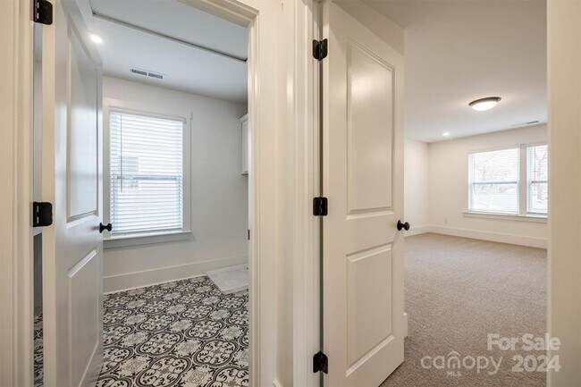 Building Photo - 1241 Eastway Dr