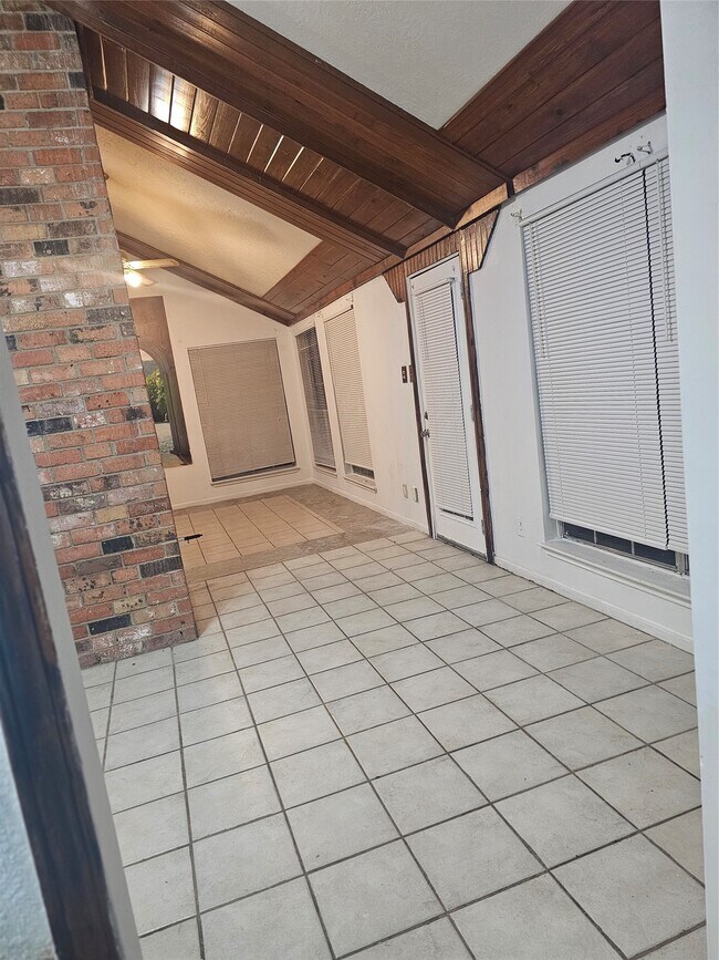 Building Photo - 4011 Alshire Dr