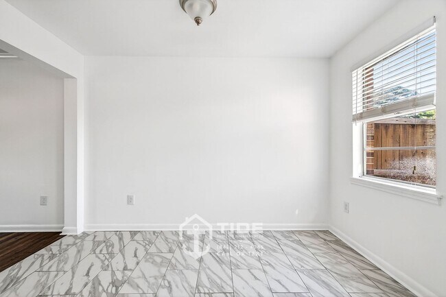 Building Photo - Comfortable Living Near Greenway Access