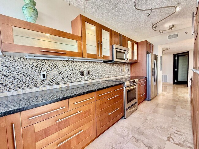 Building Photo - 6422 Collins Ave