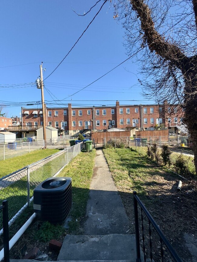 Building Photo - Charming 2-Bedroom Townhome with Modern Am...