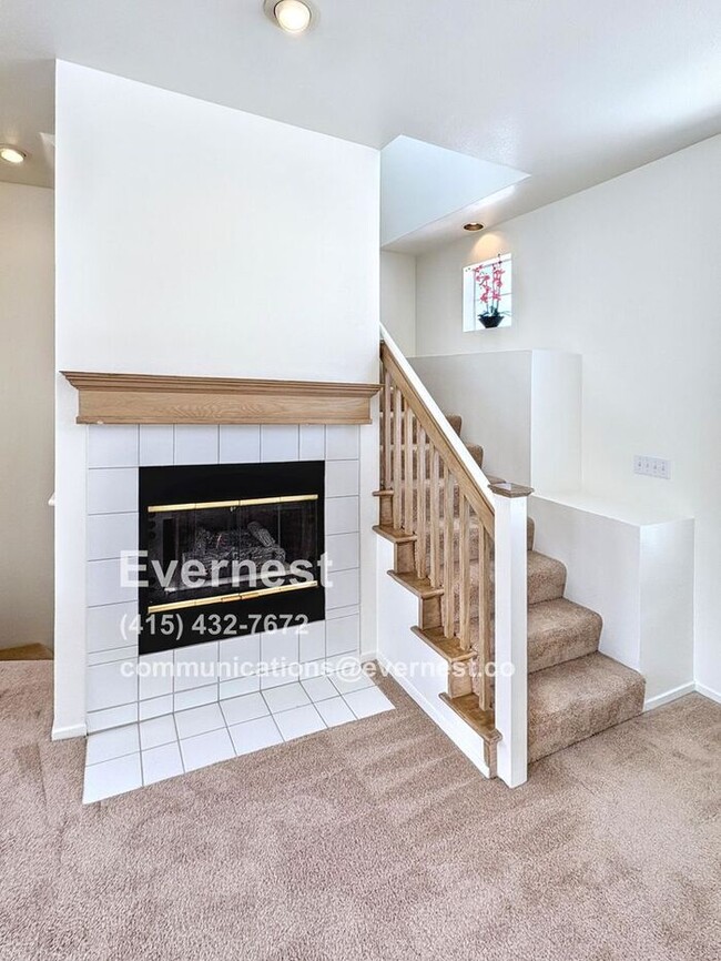 Building Photo - Lovely 2-Bedroom Townhome: Comfort and Con...