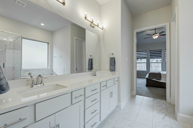 Building Photo - 21820 Enchanted Rock Dr N