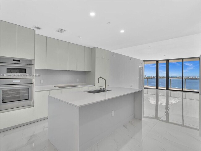 Building Photo - 700 NE 24th St