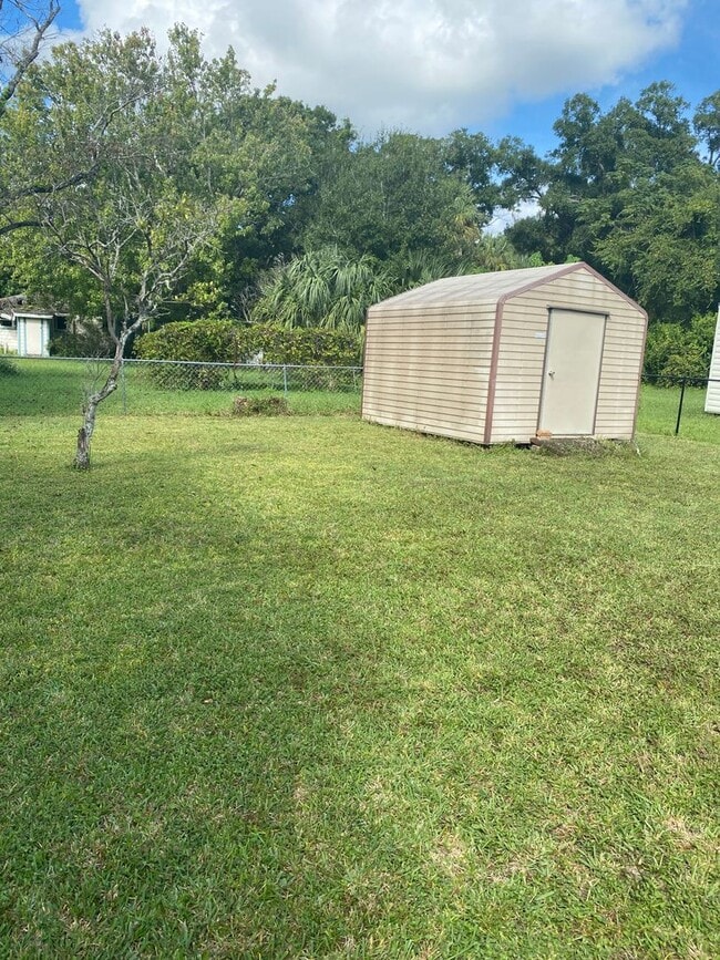 Building Photo - 3 Bedroom 2 Bath home in New Smyrna Beach for RENT!