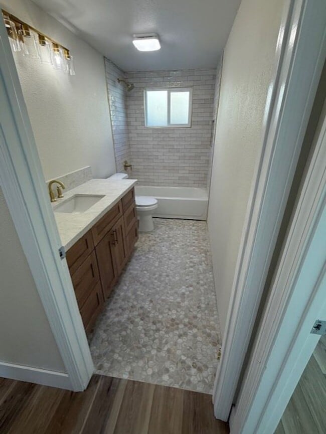 Building Photo - Fully Remodeled 3Bed/ 2Bath Home near Laguna Lake