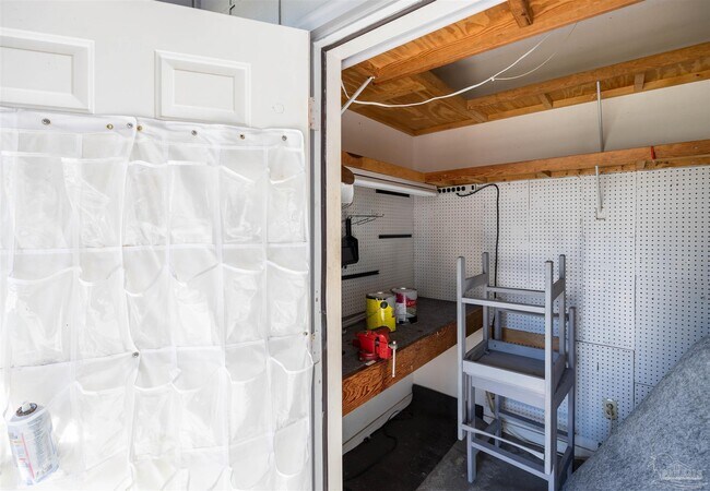 Building Photo - 14180 River Rd