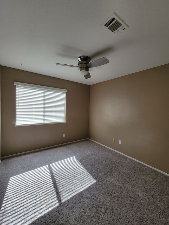 Building Photo - *Wait list full- Currently not accepting applications* 3 Bedroom 2 Bathroom in NW Visalia with Ya...