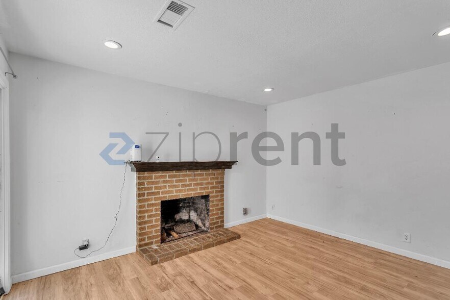 Building Photo - Unit
