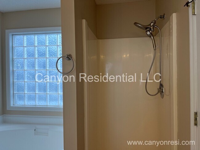 Building Photo - 825 Connaly Dr