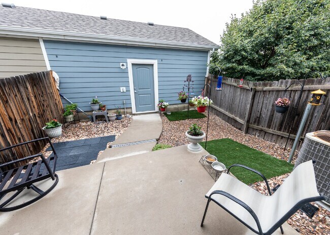 Building Photo - Spacious townhome with low maintenance.