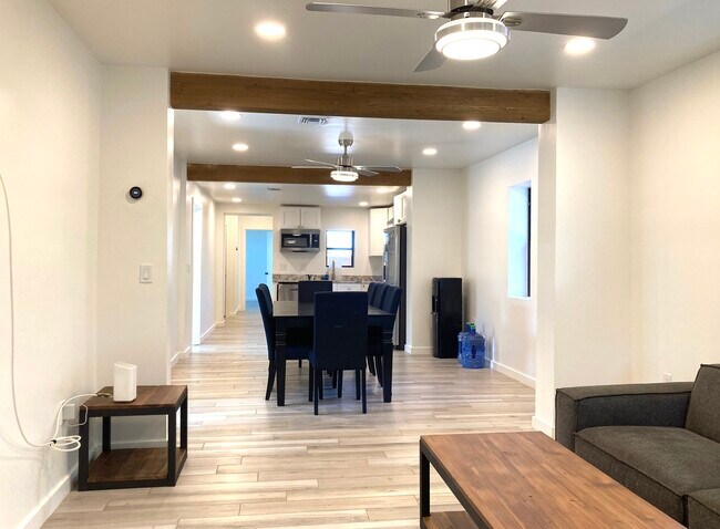 Building Photo - 1102 W Erie St