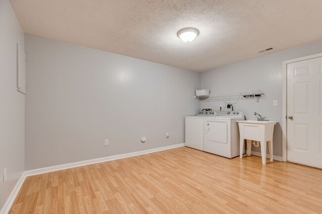 Building Photo - Now Available | 2 Bedroom 2.5 Bath | Bristol, TN