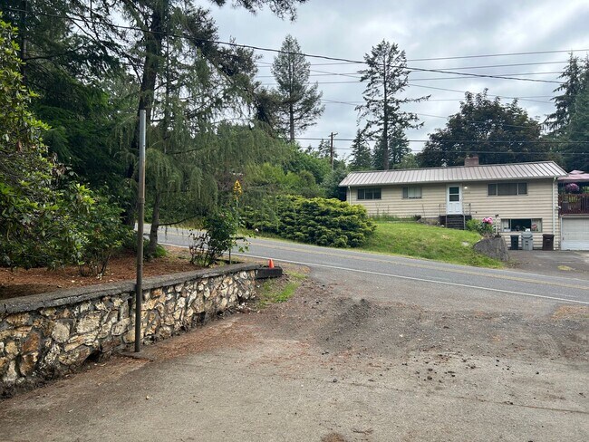 Building Photo - Charming 4 Bed Happy Valley Home