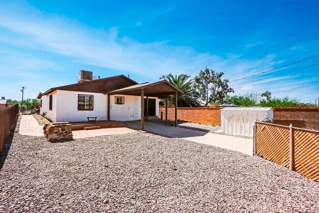 Building Photo - Spacious 3 Bed, 2 Bath Home Near UofA - Pe...