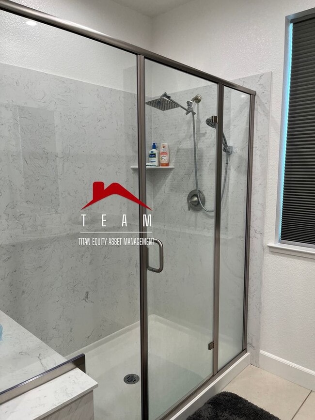 Building Photo - Great single story home with solar