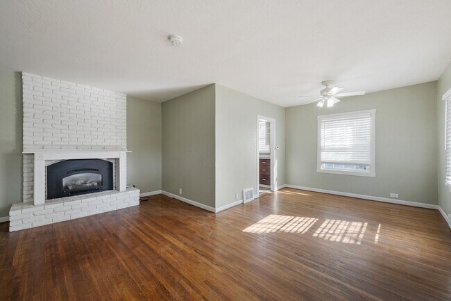 Building Photo - Sanders Beach home 3 bed 2 bath with secon...