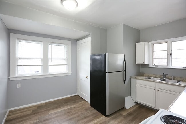 Building Photo - 506 Melville St