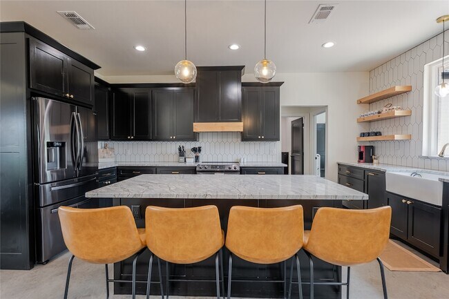 Building Photo - 405 Oak Tree Dr