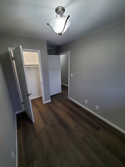 Building Photo - 12 Pebble Ct