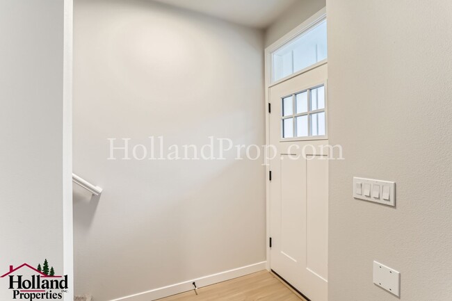 Building Photo - Stunning 2-Bedroom, 2.5-Bath Apartment wit...