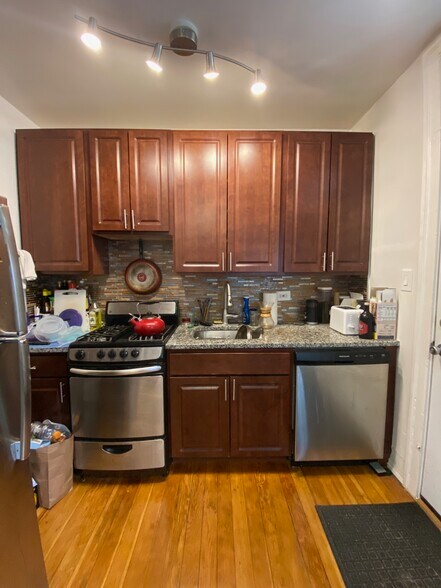 Building Photo - 5544 W Leland Ave