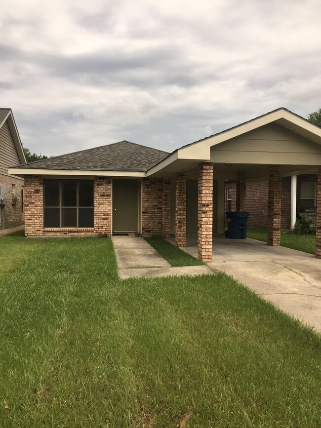 Building Photo - CUTE 3 BEDROOM 2 BATH! WITH A LARGE BACK YARD!