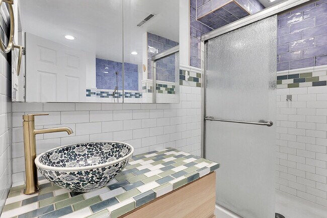 Building Photo - $1,900.00, 3-bed, 2 bath, located in Color...