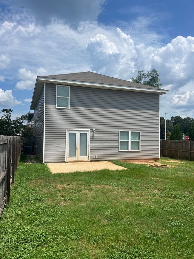 Building Photo - Convenient to shopping & Whiting Field!
