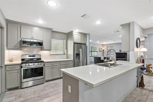 Building Photo - 6023 Pineshade Ln