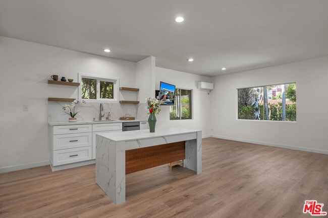 Building Photo - 738 Westmount Dr