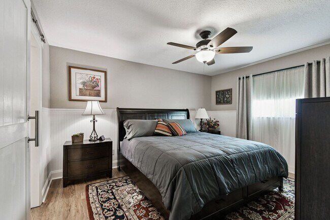 Building Photo - Elevated 3-Bed, 2-Bath, Corner-Lot Gem in the Heart of Palmetto