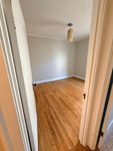 Building Photo - 1750 W Granville Ave